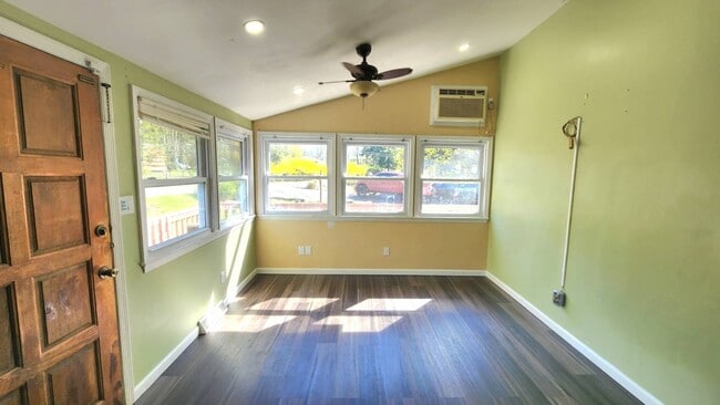 Foto del edificio - 9 Shirley Dr