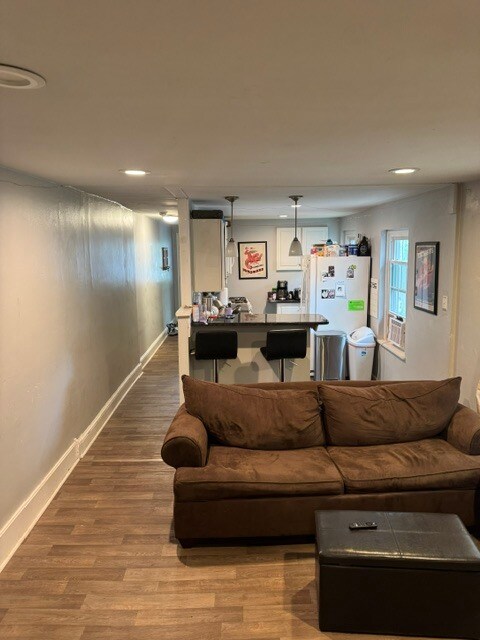 Sala de estar integrada a la cocina - 206 S Walnut St