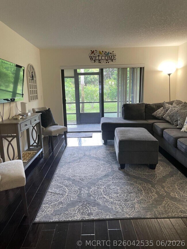 Foto del edificio - 7879 Willow Spring Cir N