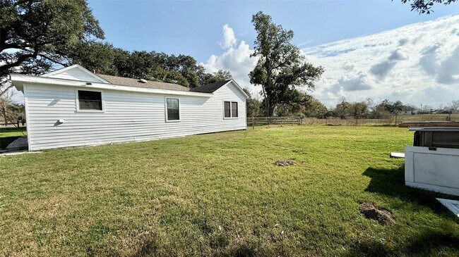 Foto del edificio - 13309 FM359