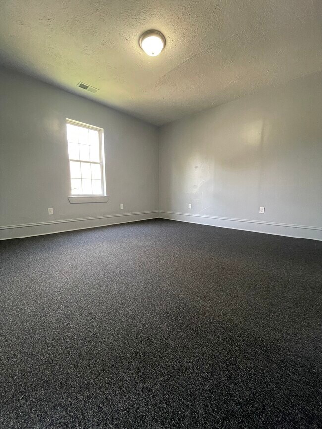 Bed 1 - 916 Swann St