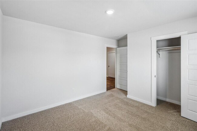 Building Photo - 605 Jane Long Dr