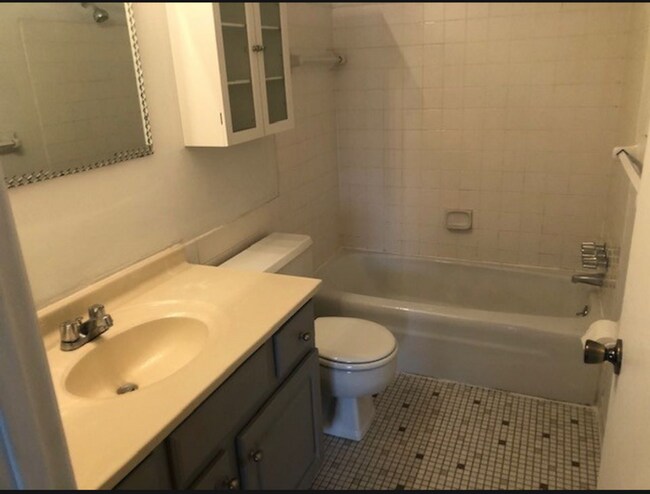 Building Photo - Roseville Apt 108