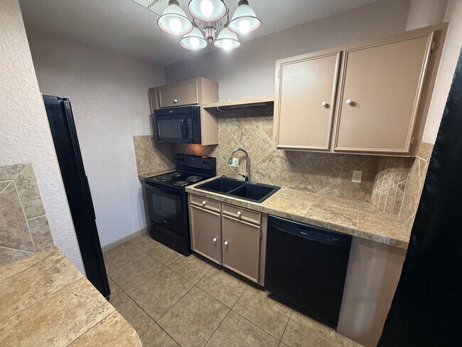 Building Photo - NEW ON MARKET (PRICE DROP!)