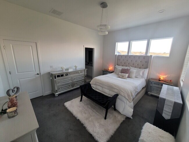Foto del edificio - "Spacious 4-Bed Townhouse with Scenic View...