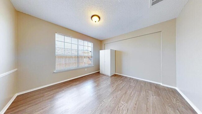 Foto del edificio - 2715 Woodlark Dr