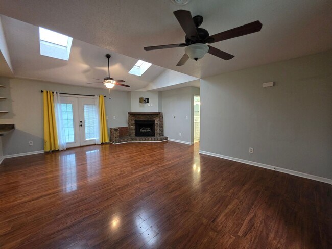 Foto del edificio - Peaceful Country Living on 1.5 Acres with Pond & Two-Car Garage