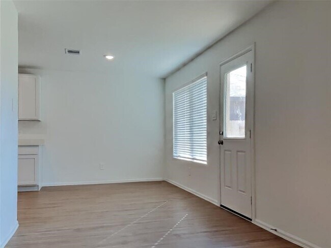 Building Photo - 3202 Holly Stokes Wy