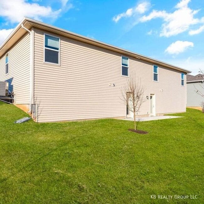 Building Photo - Newer 4 Bed Ranch Style Duplex with Finish...