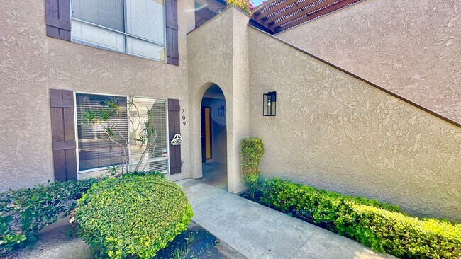 Building Photo - Lovely Downstairs, Entry Level Condo Unit ...