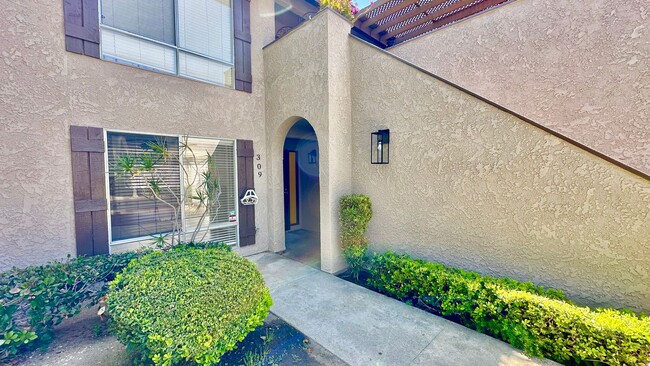 Building Photo - Lovely Downstairs, Entry Level Condo Unit with Garage and Private Yard Space in Downtown Fallbrook!