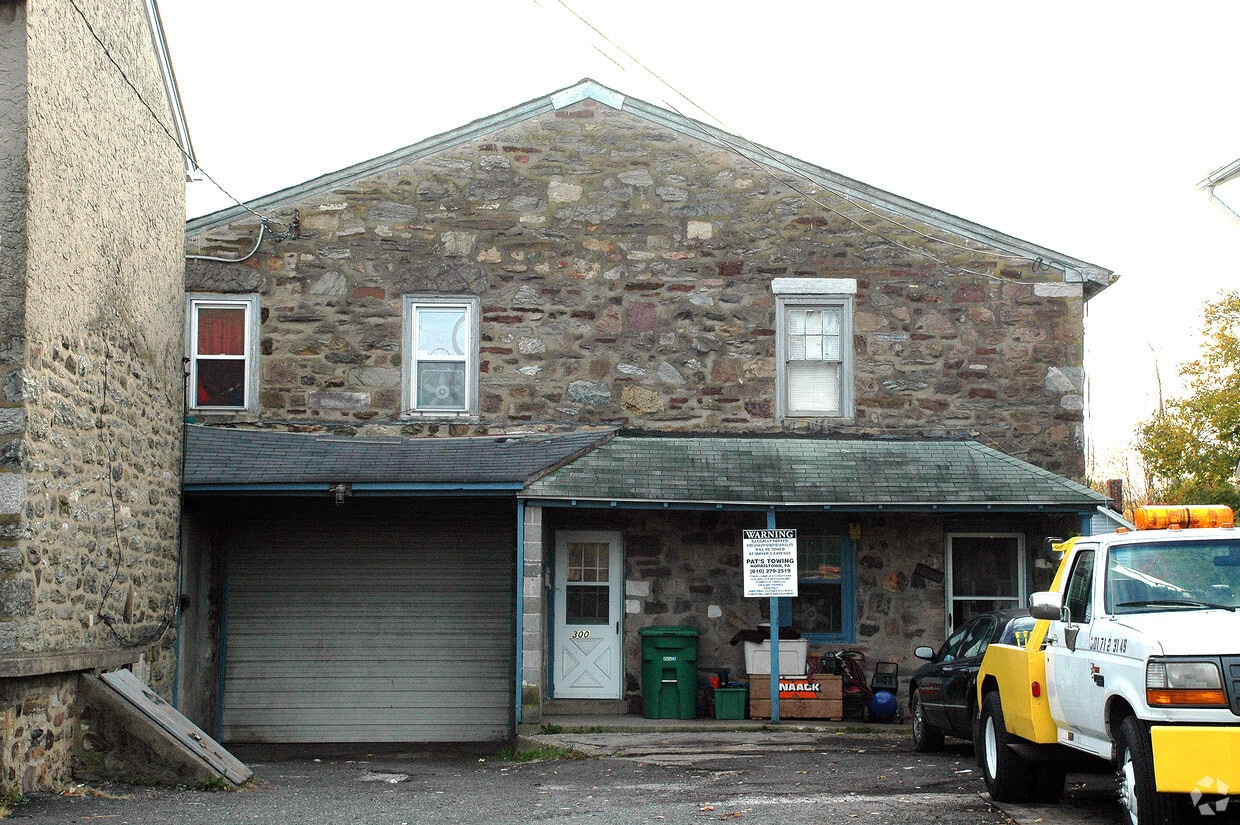 Primary Photo - 300 Railroad Ave