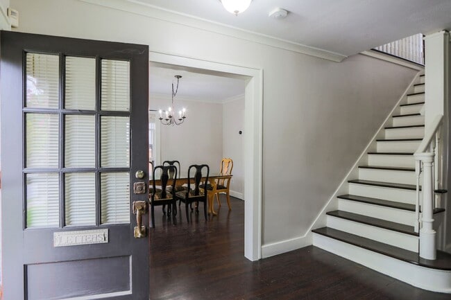 Foto del edificio - {204} Brookside Stunner + Fully updated 2 Story + Fenced Yard + 1 Car Garage