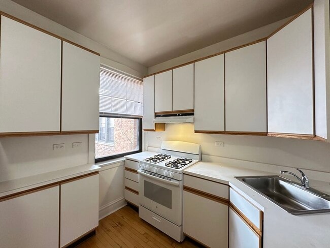 Building Photo - 1238 Oak Ave