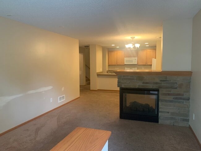 Building Photo - Beautiful Townhome in Desired Woodbury Nei...