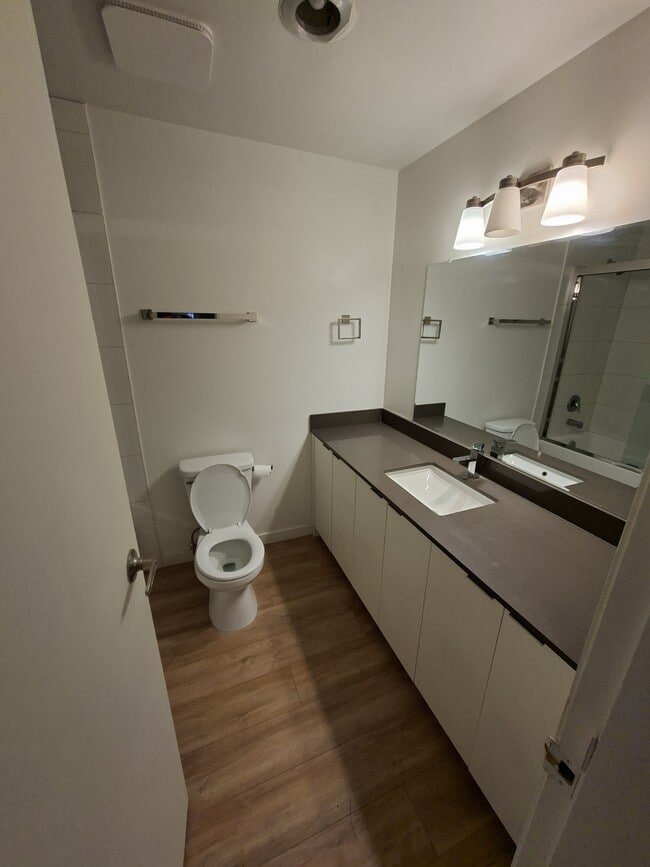 Photo du bâtiment - 1320 King Albert Ave