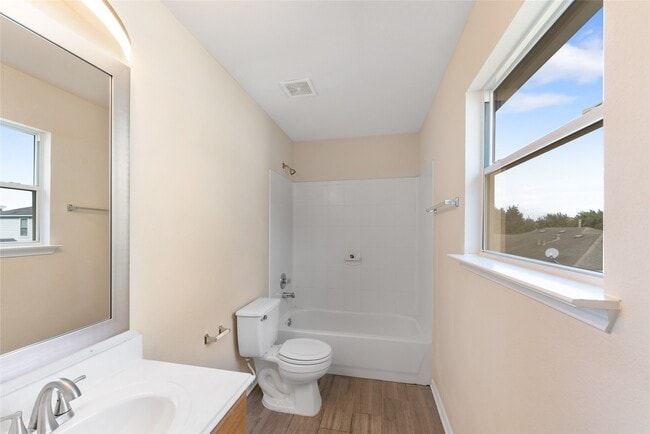 Foto del edificio - 311 Remington Creek Dr