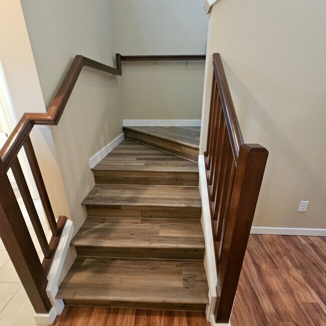 Foto del edificio - A Place to Call Home: Modern 4-Bedroom With Open Layout & Fenced Yard