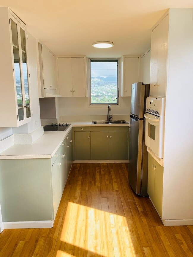 Building Photo - Corner End, Top Floor Unit with Unobstruct...