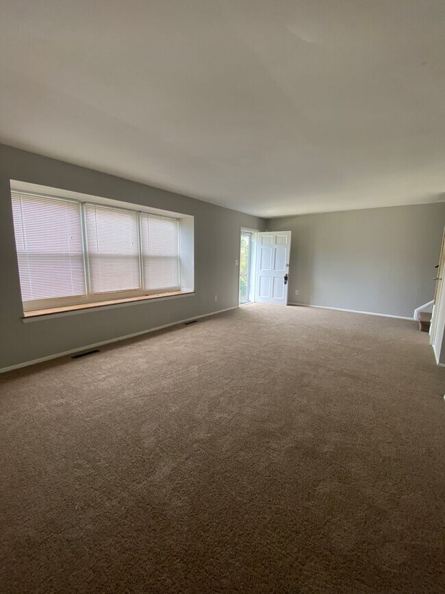 Foto del edificio - Spacious 4 Bedroom 2.5 Bathroom Townhome i...