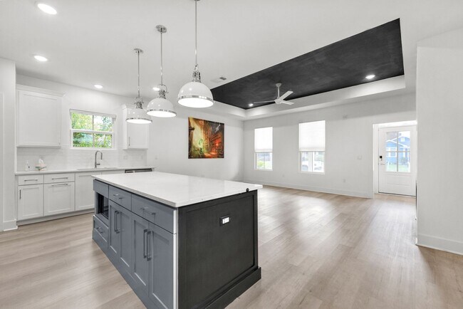 Building Photo - Large Dogs and Roommates Welcome!