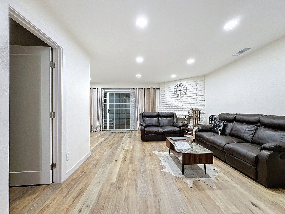 Foto principal - 6449 Woodlake Ave