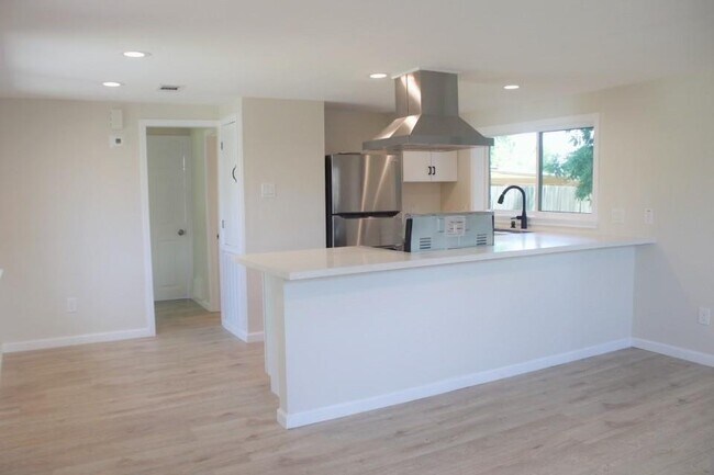 Building Photo - 521 N Vionett Ln