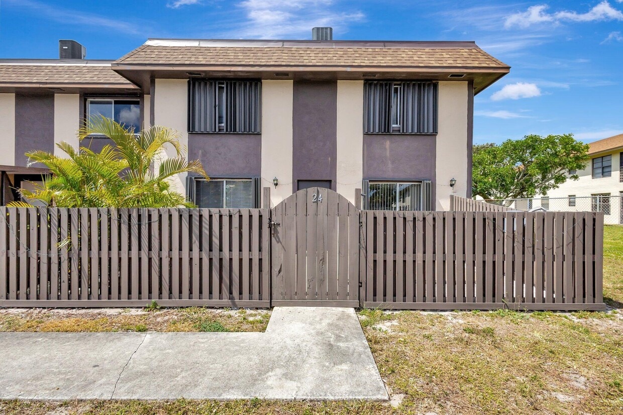 Primary Photo - 2110 Sherwood Forest Blvd