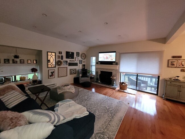 Foto del edificio - Lovely End Unit Located in Highly Sought A...