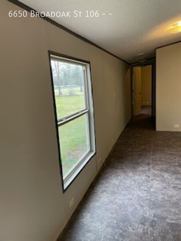 Foto principal - 6650 Broadoak St