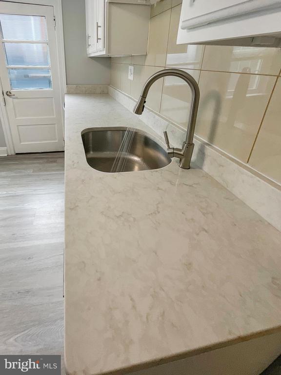 Building Photo - 160 McClellan St