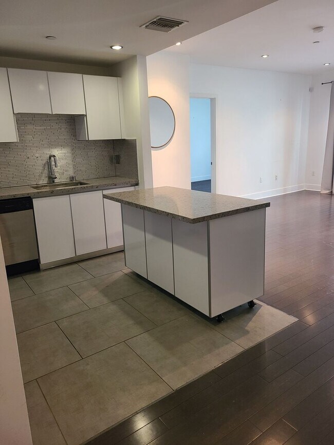 Foto del edificio - Title Live in the heart of West LA’s most iconic dining destination—Sawtelle