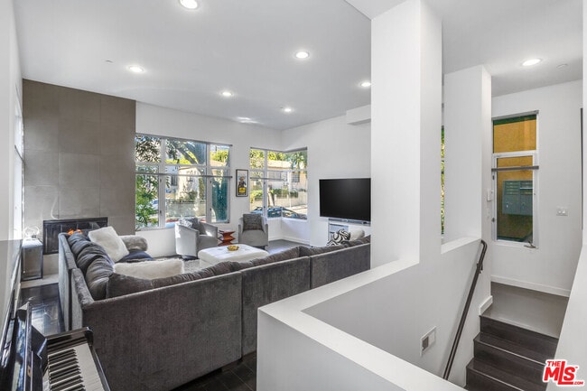 Building Photo - 900 N W Knoll Dr