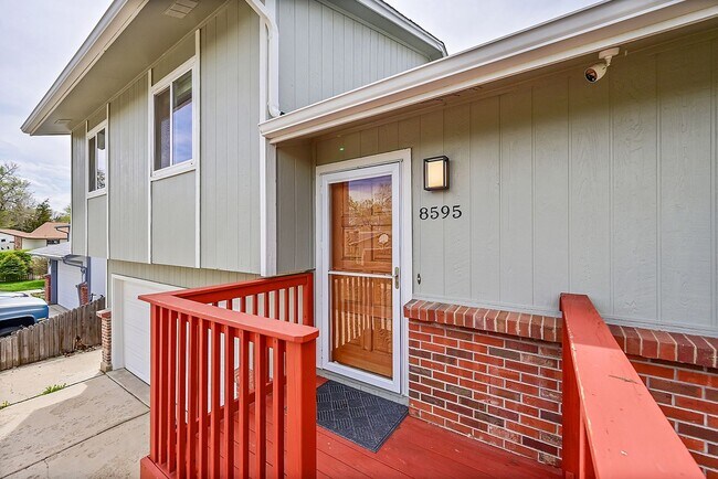 Foto del edificio - 4 bedroom, 2 bath home with 2 car garage