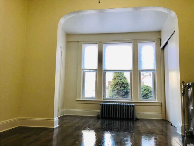 Building Photo - 72-12 67th Pl