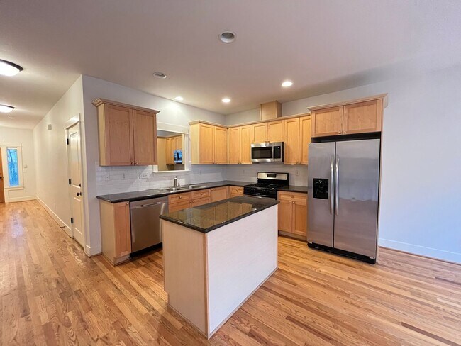 Foto del edificio - Lovely Town Home, Dead End Street, 3Br-2.5...