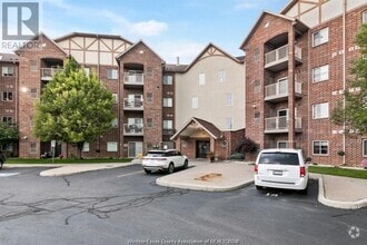 Building Photo - 3160 Wildwood Dr