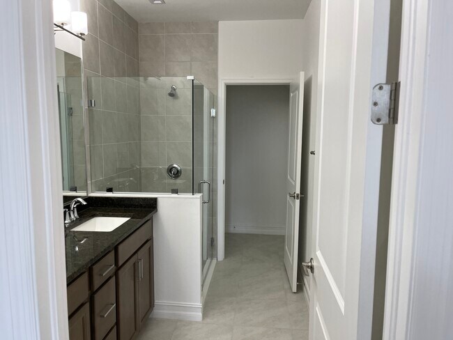 Ensuite bath - 7498 Rockefeller Dr