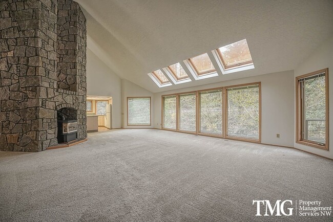 Building Photo - Stunning Custom-Built Home w/ Washougal Private River Access! Fresh paint and new floors!