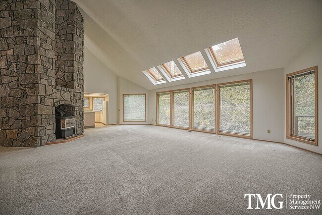 Foto del edificio - Stunning Custom-Built Home w/ Washougal River Access! Fresh paint and new floors!