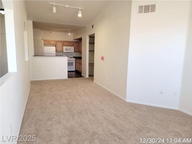 Building Photo - POPULAR 1 BED/1 BATH FLOORPLAN - DESIREABL...