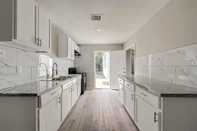 Building Photo - 4710 Paradise Ln