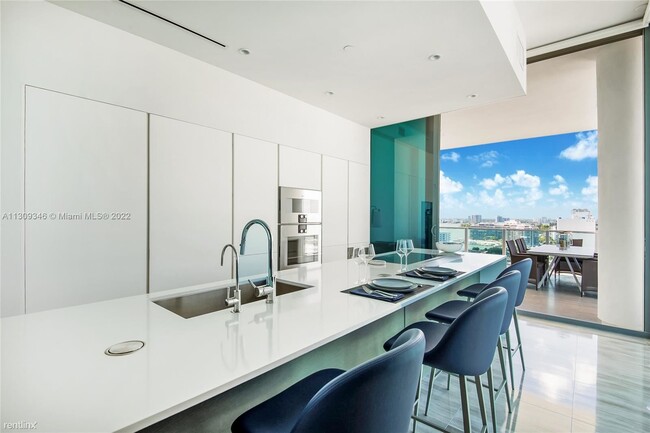 Building Photo - 2 br, 2.5 bath Condo - 6901 Collins Ave Un...