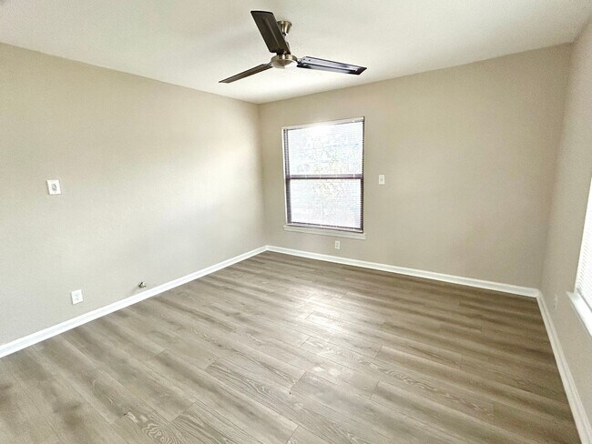 Foto del edificio - **APPLICATION RECEIVED** NEWLY RENOVATED! ...
