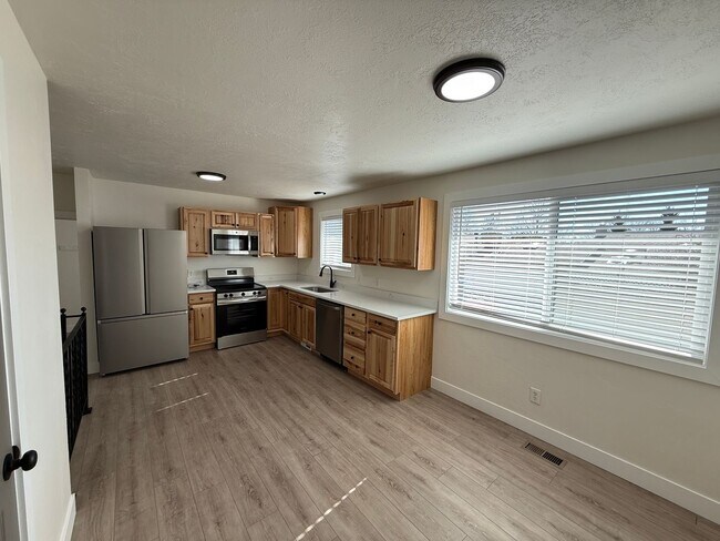 Foto del edificio - Five Bedroom Home, 2600 sq ft,  West Jordan, $3000/month, Fenced Yard