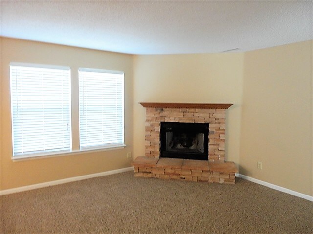 Foto del edificio - 15080 Fawn Hollow Ln