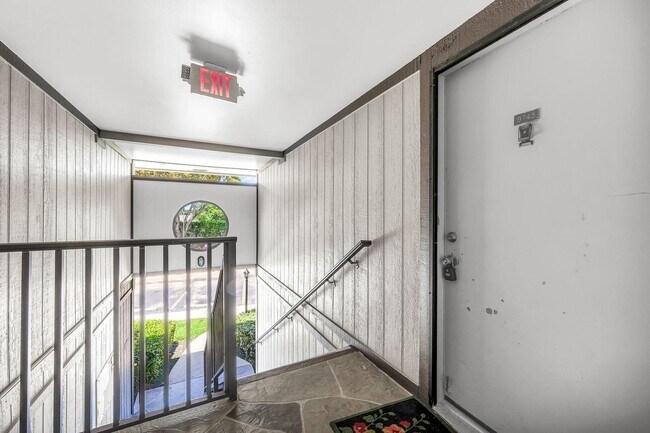 Foto del edificio - 9743 W McNab Rd