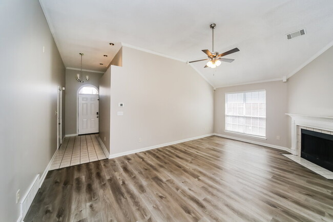 Foto del edificio - 9064 Weeping Cherry Ln