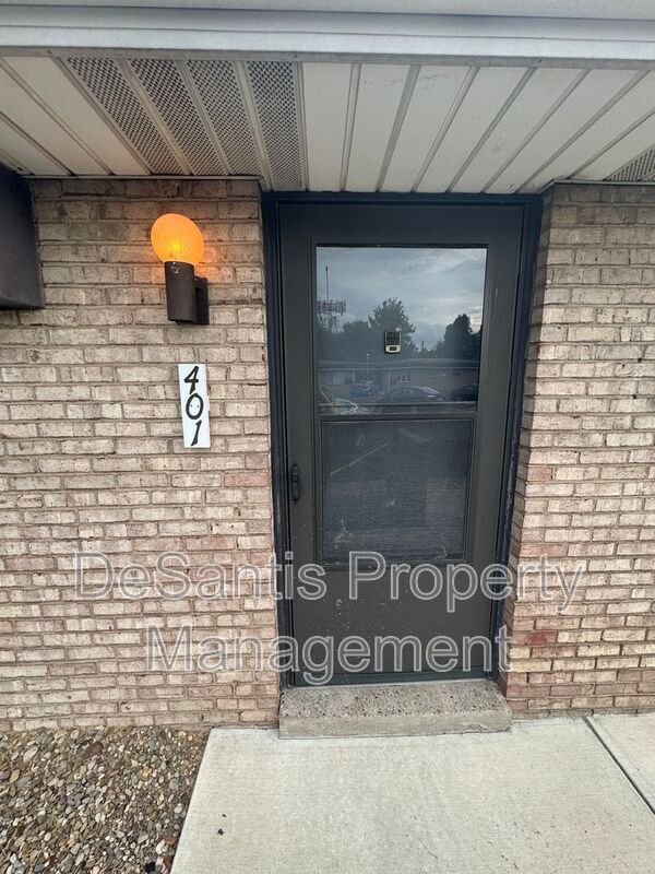 Primary Photo - 401 Lunar Ln