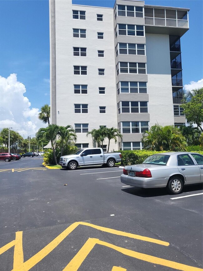 Building Photo - 1075 NE Miami Gardens Dr
